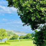 En Comillas-garden In